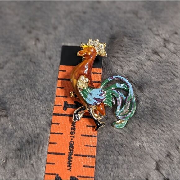 Vintage Enamel and Goldtone Rooster Brooche with Rhinestone Accents - Picture 4 of 9